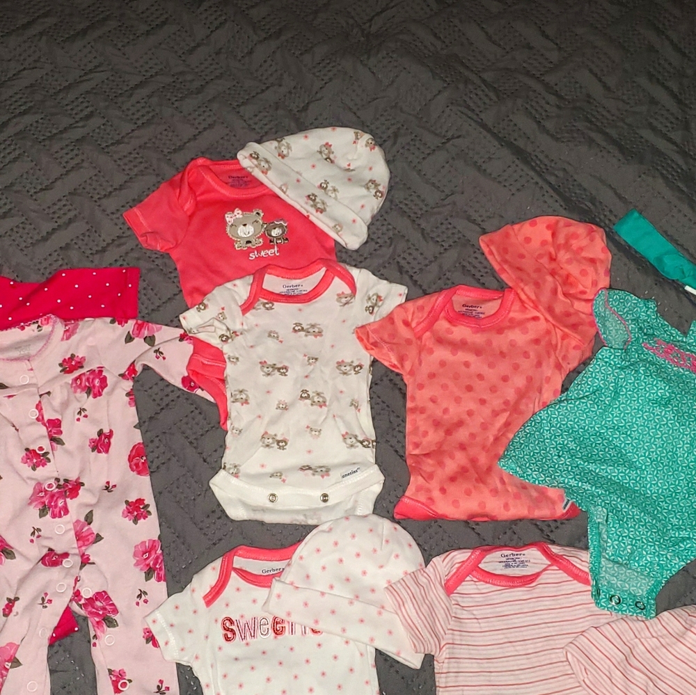 Carters lot #13 pieces of newborn clothes "new"